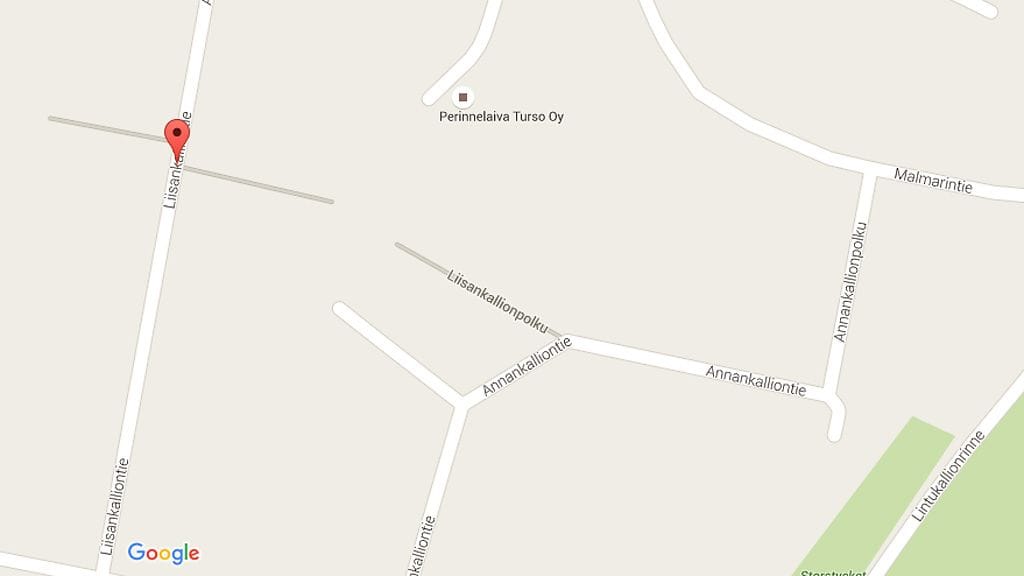 Pelastuslaitos sai hälytyksen palopaikalle yöllä kello yhdeltä. Pelastuslaitoksen saapuessa paikalle liekit löivät läpi talon katon.