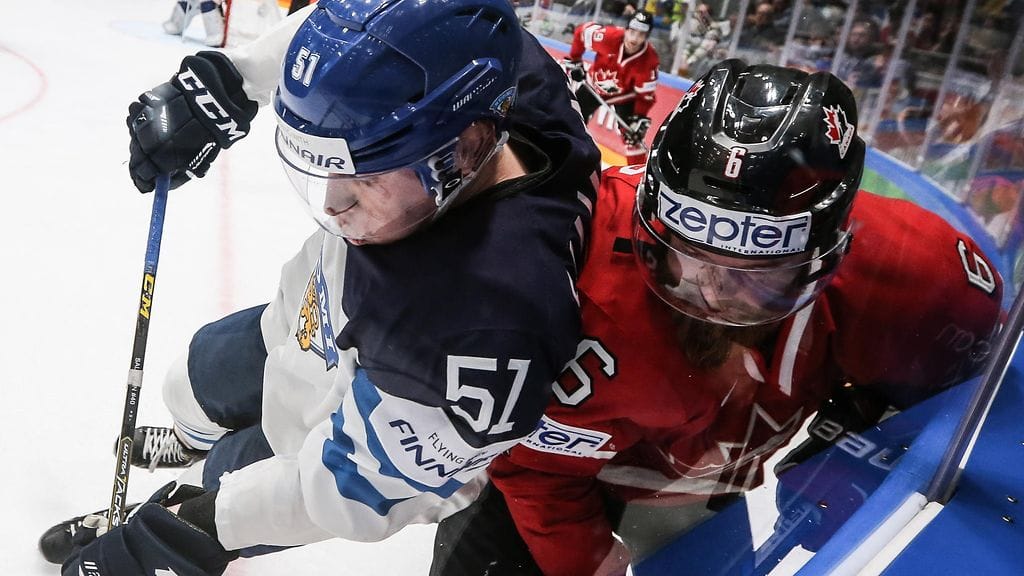 Ryan Ellis ja Tomi Sallinen vääntämässä alkulohkon ottelussa.