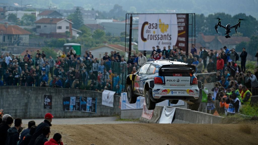 Andreas Mikkelsen on kiinni Portugalin MM-rallin toisessa sijassa.