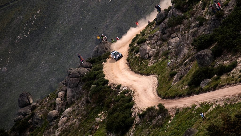 Jari-Matti Latvalan autosta hajosi ohjaustehostin perjantaina, minkä vuoksi hän putosi minuuttien päähän kärkikamppailusta.