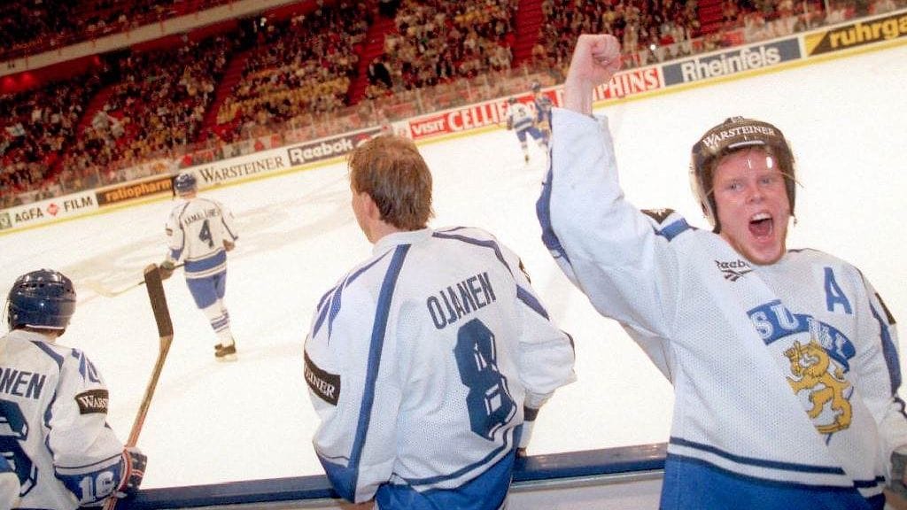 Saku Koivu tuuletti MM-kultaa vuonna 1995. Voittoa juhlittiin Den Glider In -kappaleen voimin.