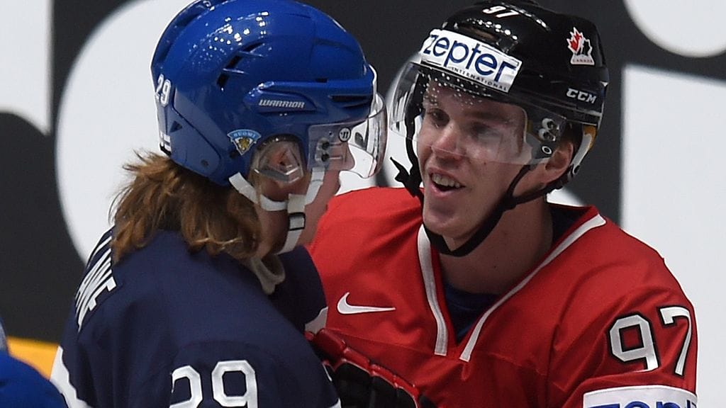 Leijonien Patrik Laine ja Kanadan Connor McDavid kohtaavat taas sunnuntaina. Kuva alkusarjan ottelusta.