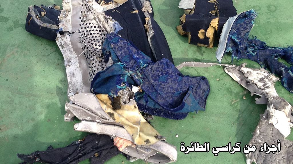 Mustien laatikoiden sijaan merestä löytyi täyttämättömiä pelastusliivejä, lentokoneen istuin, kukkaro, kengät, matto, huivi, tyynyjä ja rintareppu.