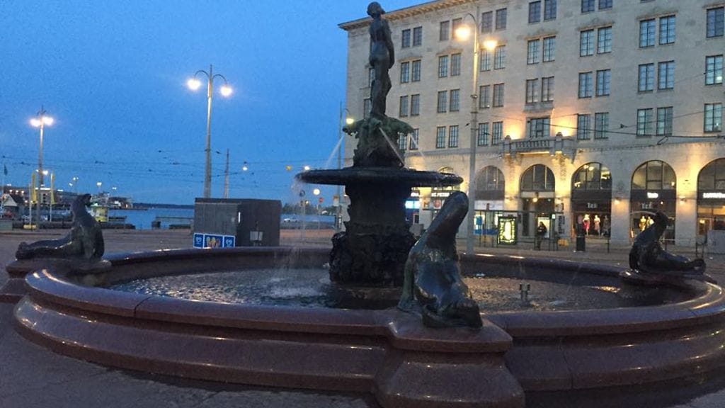 Havis Amandan suihkulähteen ympäristö oli alakuloisen hiljainen hetin Suomen pelin päätyttyä. Torilla ei sitten tavatakaan. Kuva: Aki Blomberg.