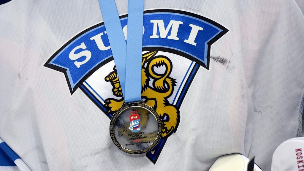 Leijonapelaajien kaulaan pujotettiin hopeamitalit.