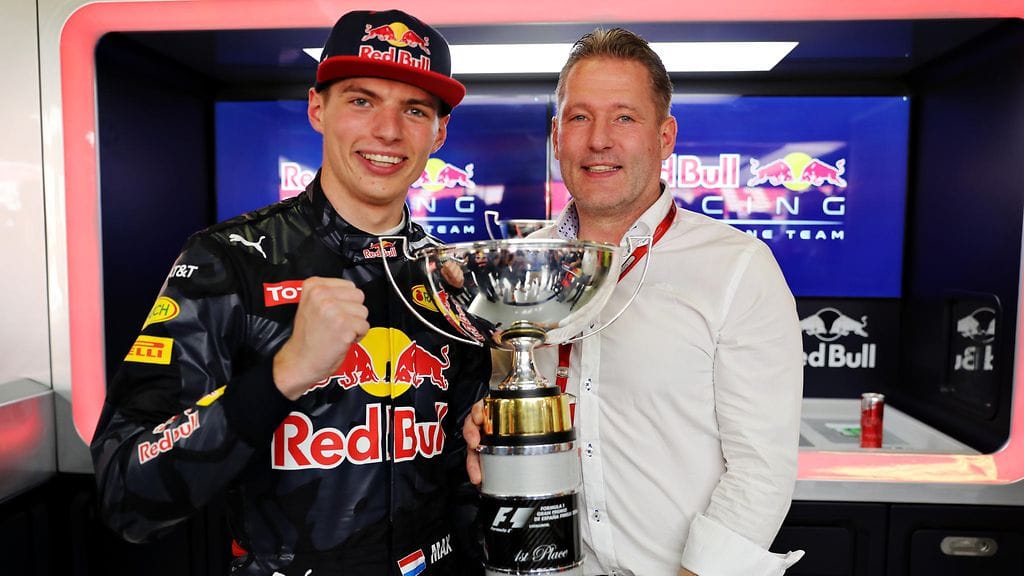 Max Verstappen juhli voittoa Jos-isänsä kanssa Barcelonassa.