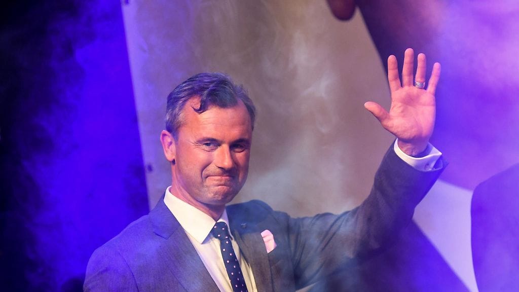 Vapauspuolueen ehdokas Norbert Hofer hävisi predidenttikisan täpärästi ja aikoo valittaa.