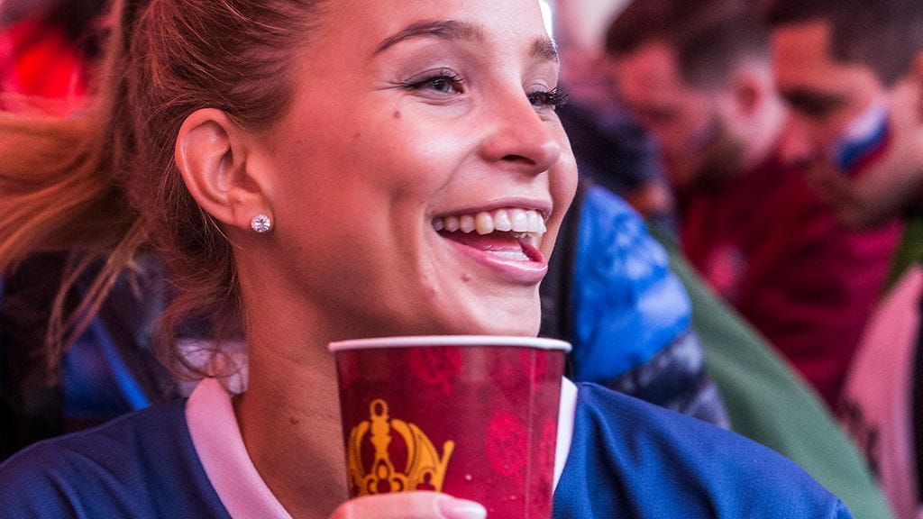 Emmi Kainulainen kannusti puolisoaan Mikael Granlundia Moskovassa.