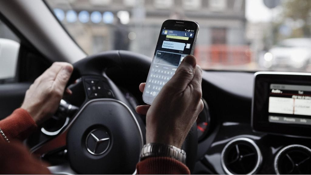 Jatkuvaa tarvetta kurkata puhelinta voi Liikenneturvan mukaan verrata riippuvuuteen.