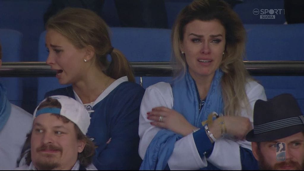 Emmi Kainulainen ja Annika Hietanen jääkiekon MM-kisojen finaaliottelun jälkeen 22. toukokuuta 2016.