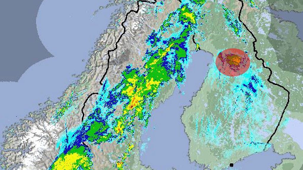 Tutkakuva Skandinaviasta tänään maanantaina kello 19.30 Suomen aikaa. Silputus näkyy kuvassa punaisen ympyrän "sadealueena". Etelä-Suomen yllä näkyvät sadealueet ovat pääasiassa hyönteisiä.