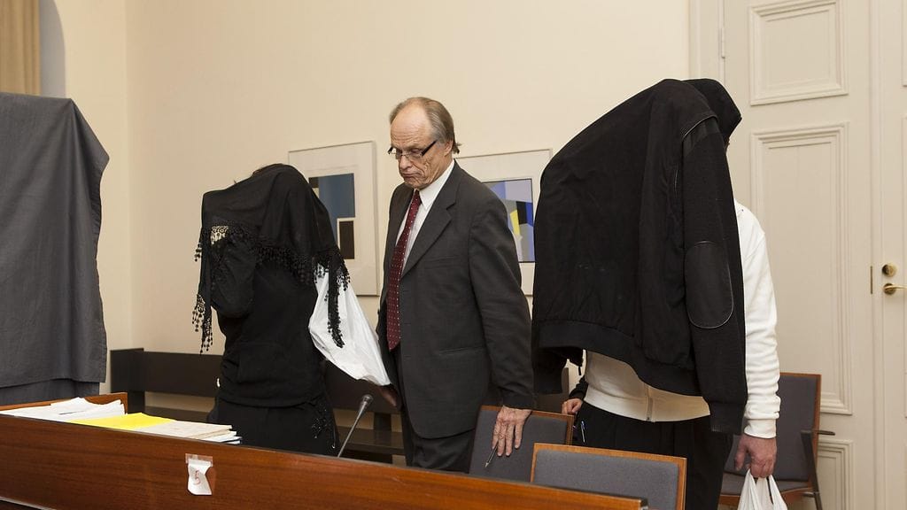 Turun hovioikeudessa alkoi käsittely 2. helmikuuta 2016, jossa syytettynä ovat 44-vuotias isä ja 22-vuotias tytär, syytenimikkeenä mm. törkeä ihmiskauppa. Isä ja tytär pitivät nuorta romaninaista vankina yli neljän vuoden ajan. Kuvassa keskellä asianajaja Risto Kyytinen.