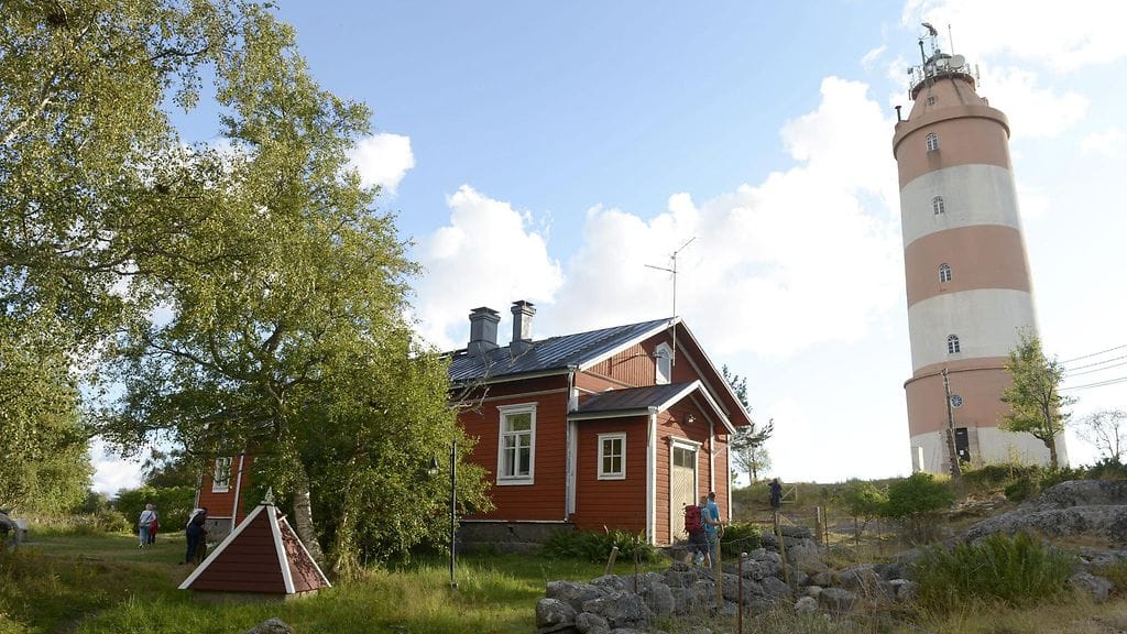 Isokarin majakkasaarella pääsee majoittumaan majakkamestarin taloon.