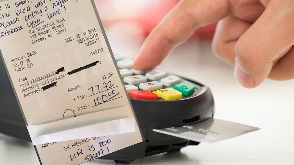 Amerikkalaistarjoilija koki elämänsä yllätyksen tarkistaessaan asiakkaansa jättämän kuitin.