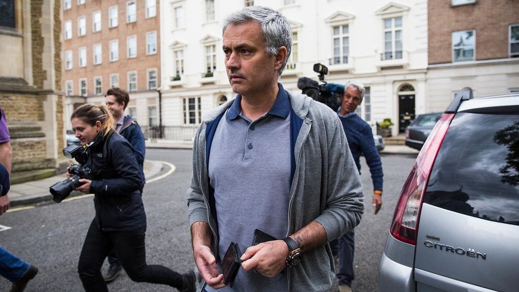 Kuvaajat ovat juosseet Jose Mourinhon perässä lähipäivinä. Kuva Lontoosta sunnuntailta.