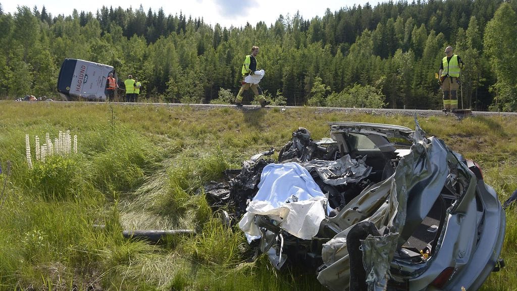 Henkilöauton ja linja-auton yhteentörmäyksessä tuli rumaa jälkeä viime heinäkuussa Karkkilassa. Onnettomuustutkintakeskus toivoo, että sosiaali- ja terveysministeriö aloittaisi itsemurhien ehkäisyohjelman.