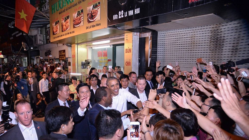 Sankka joukko tervehti presidentti Barack Obamaa, kun hän poistui ravintolasta. Sosiaalisessa mediassa pohdittiinkin, miksi kukaan ravintolassa syöneistä ihmisistä ei tuntunut tunnistavan Obamaa, jos se Hanoin kaduilla tiedettiin varsin hyvin.