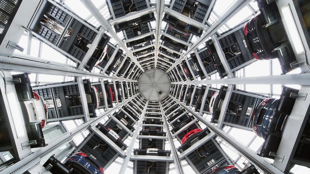 Volkswagenin pysäköintitorni Wolfsburgin tehtaalla.