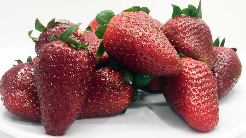 Kotimainen mansikka kypsyy näillä näkymin puolitoista viikkoa normaalia aiemmin.