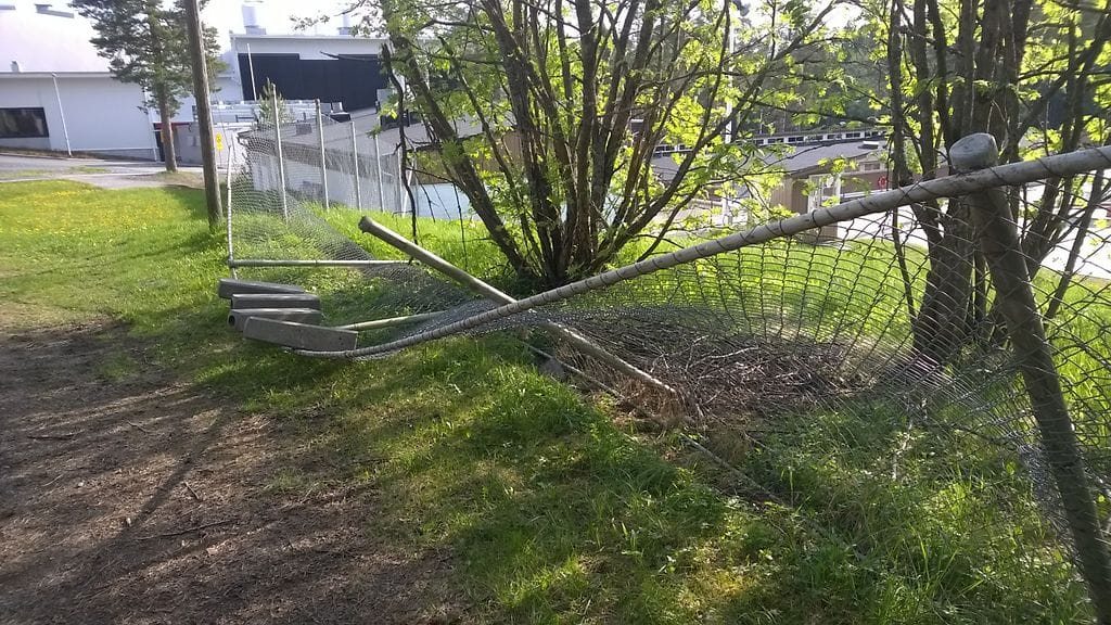 Maauimalaa ympäröivää teräsaitaa oli kaadettu kymmenen metrin matkalta. Hallimestarin mukaan aidassa oli roikuttu porukalla, ja painoksi oli laitettu betonipainoja.