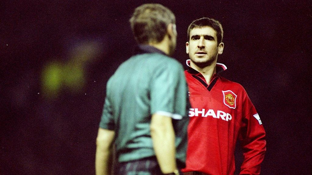 Eric Cantona ja kuuluisat tärkkikaulukset.