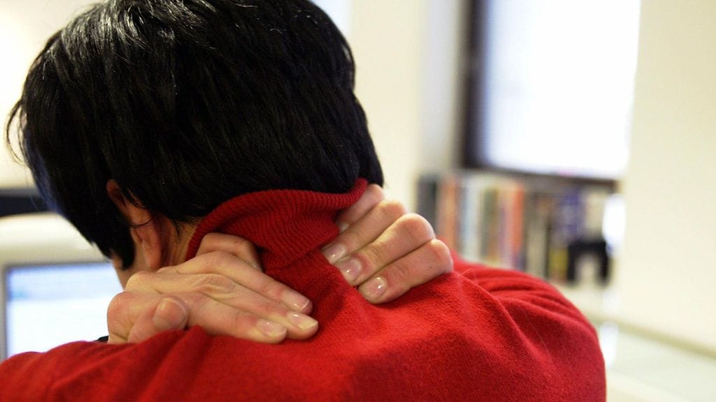 Fibromyalgiaan liittyy laaja-alaista kipua, jonka paikka vaihtelee.