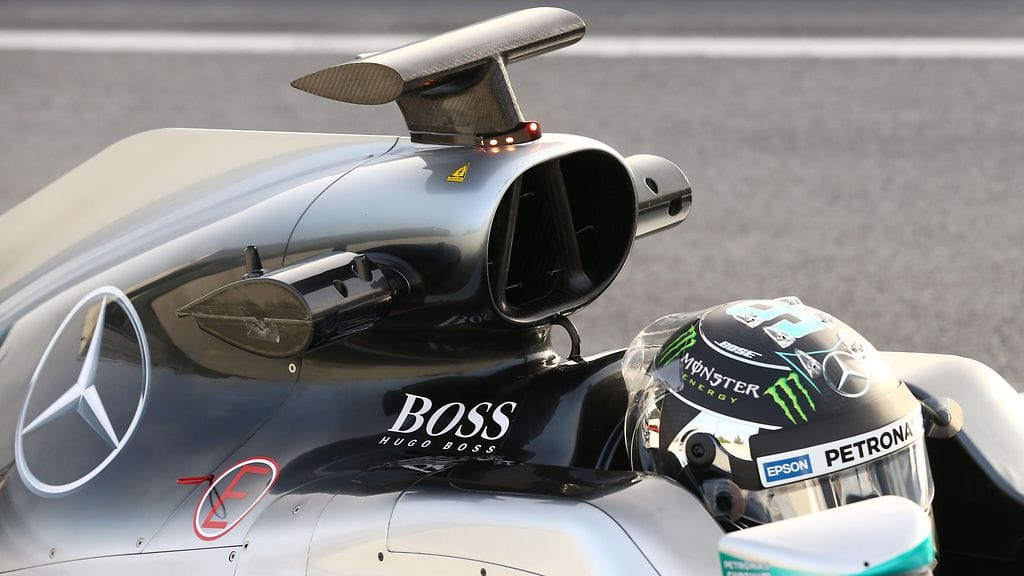 Akkuyksikön ja ERS-yksikön merkkivalot Nico Rosbergin Mercedes-autossa.