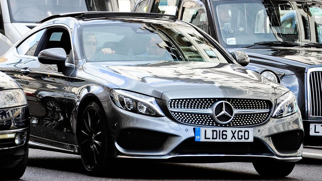 Brooklyn Beckham ajaa C-sarjan Mercedes-Benzillä.