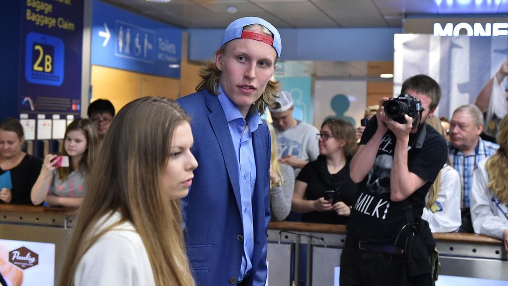 Patrik Laine ja tyttöystävä Sanna Helsinki-Vantaan lentokentällä 23. toukokuuta 2016.
