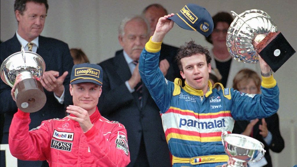 David Coulthard ja Olivier Panis Monacon palkintopallilla vuonna 1996.