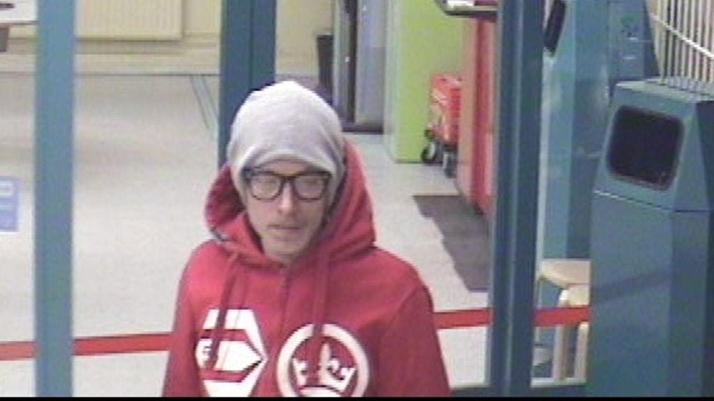 Valintatalon ryöstöstä epäillyllä oli tekohetkellä päässään silmälasit ja pipo sekä päällään punainen huppari.