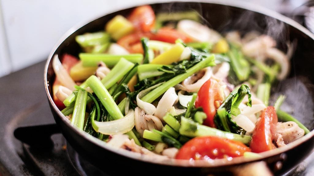 Keittiössä tarvitaan hyviä raaka-aineita, mausteita ja oikeaa asennetta.