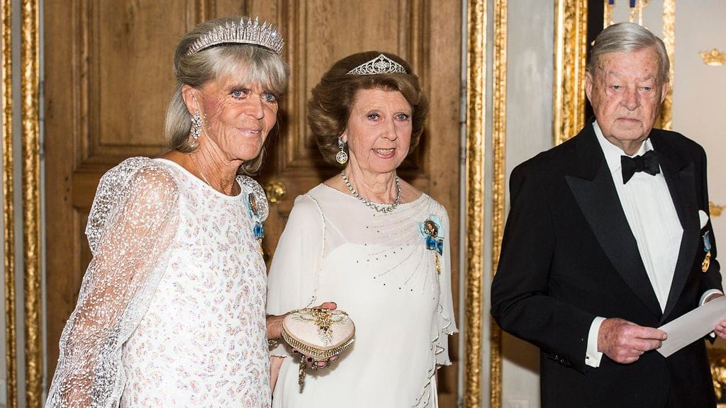 Prinsessa Birgittaa (vas.) ja Désiréetä ei nähdä Oscarin kastejuhlassa. Oikealla Niclas Silfverschiöld Ruotsin kuninkaan 70-vuotisjuhlissa.