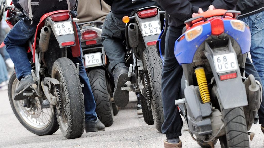 Kuvituskuva. Kuvan mopot ja mopoilijat eivät liity juttuun.