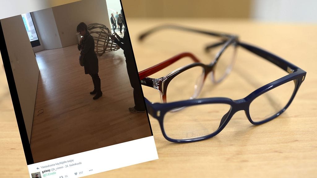 Osa näyttelyn kävijöistä jäi katselemaan nuorten poikien kepposeksi tarkoitettua teosta.