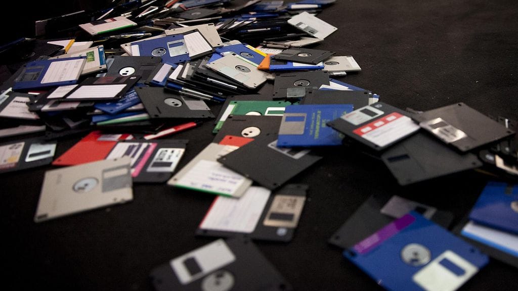 Vanhoja diskettejä kuvattuna Helsingissä Assembly Summer 2014 -tietokonefestivaalilla.