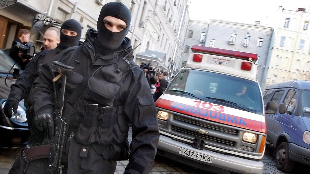 Ukrainan tiedustelupalvelu SBU:n sotilaat raivaavat tietä ambulanssille Kiovassa vuoden 2009 maaliskuussa.