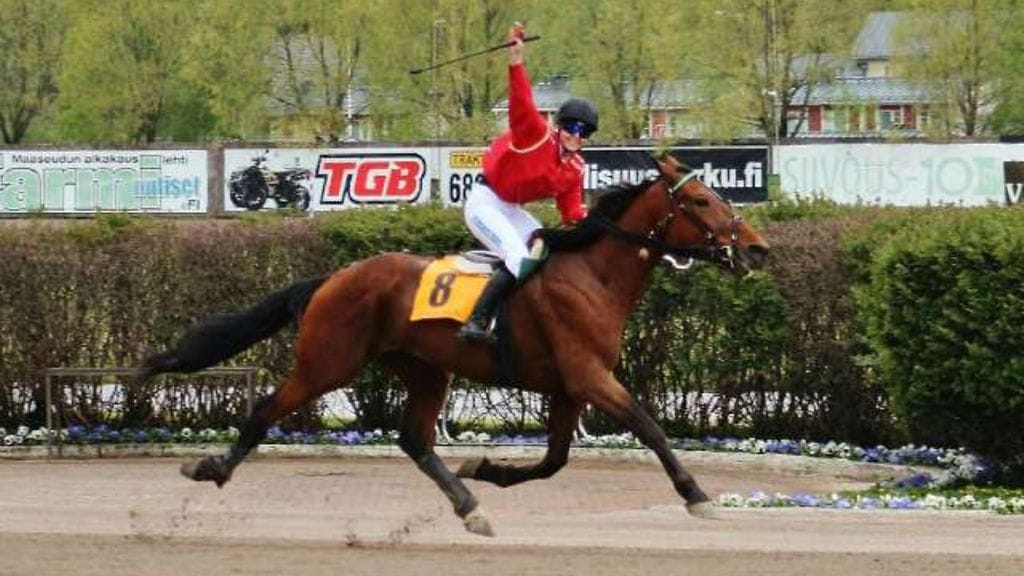 Viime startin voitto, selässä Anna Heikkinen