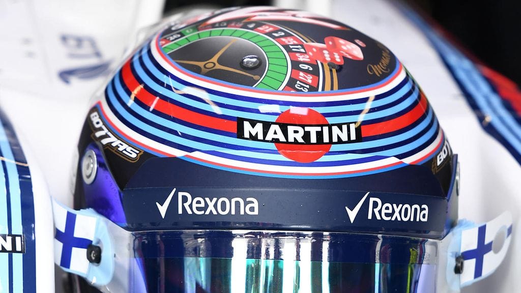 Lähikuva Valtteri Bottaksen kypärästä.