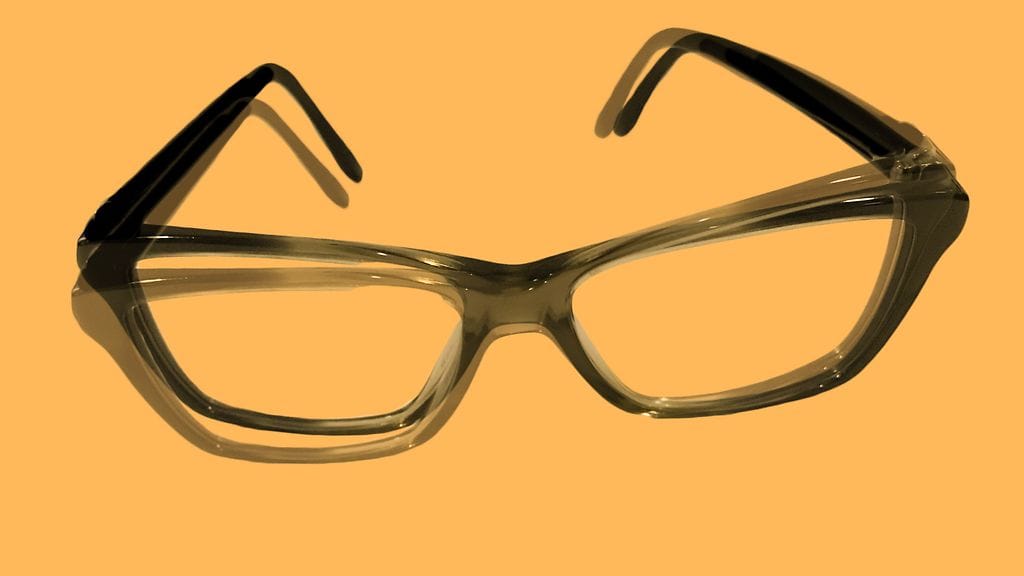 Nuorukaiset tutkivat taiteen olemusta.