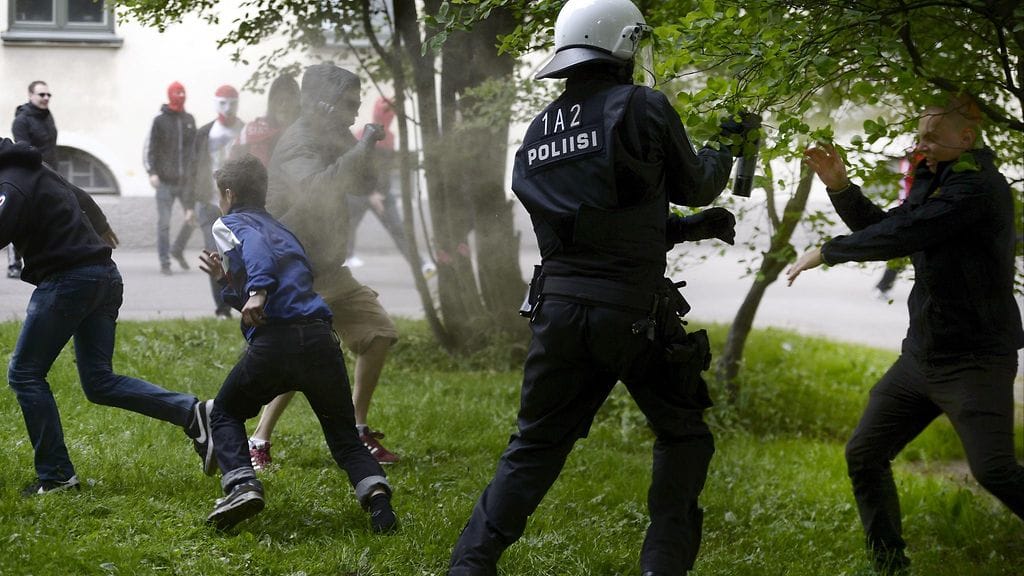 Poliisi otti jalkapallokannattajien kanssa yhteen Helsingin Urheilukadulla ennen jalkapallon Veikkausliigan ottelua HJK-HIFK Helsingissä torstaina 26. toukokuuta 2016.
