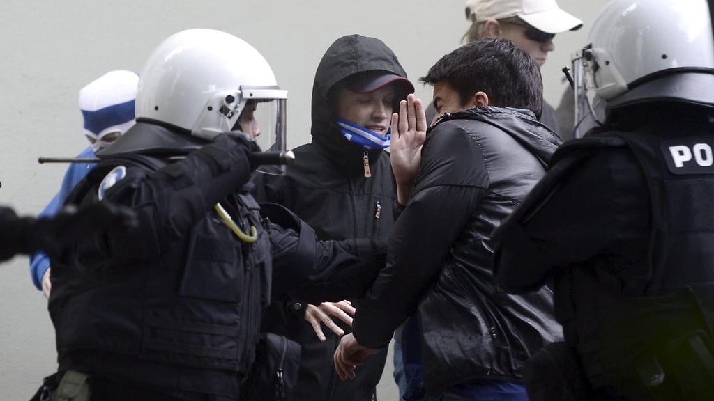 Poliisi otti jalkapallokannattajien kanssa yhteen Helsingin Urheilukadulla ennen jalkapallon Veikkausliigan ottelua HJK-HIFK Helsingissä torstaina 26. toukokuuta 2016.