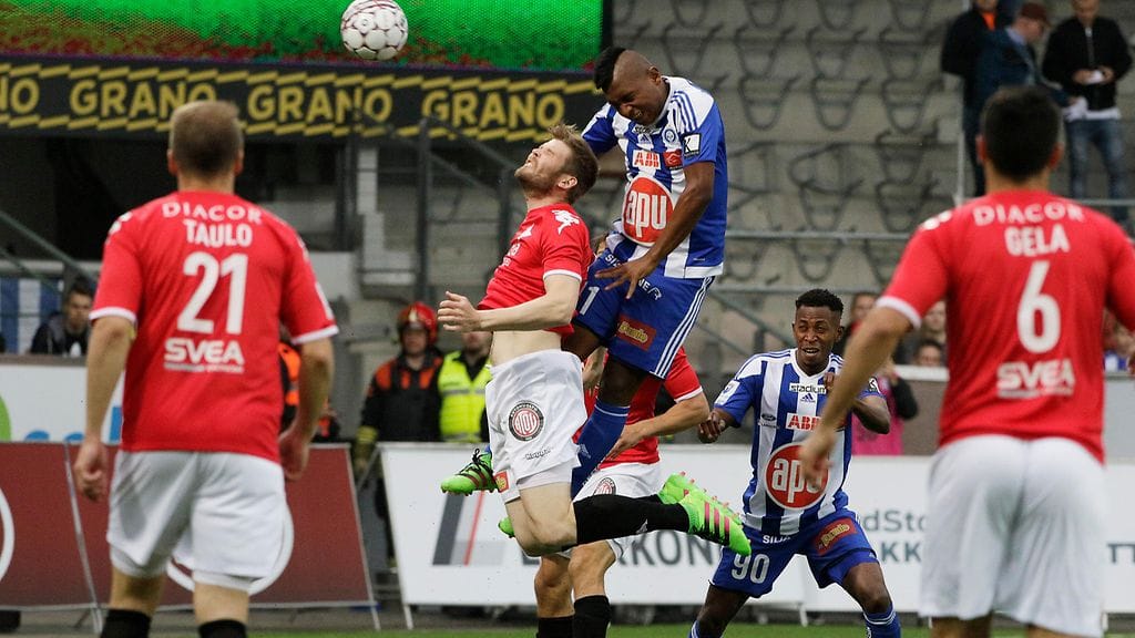Alfredo Morelos puski HJK:n 1-0-maalin.