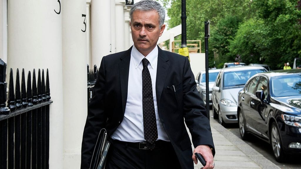 Jose Mourinho saapui torstaina kotiinsa, missä kuvaajat odottivat häntä. Kädessään hänellä oli asiakirjasalkku ja paperipussi, jossa ilmeisesti oli Sky Sportsin mainitsema viinipullo.