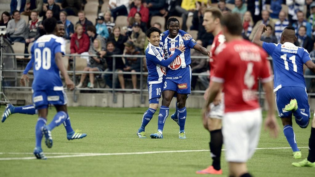 Nnamdi Oduamadi ja Atomu Tanaka (kesk.) tuulettivat HJK:n voittomaalia 11. minuutilla.
