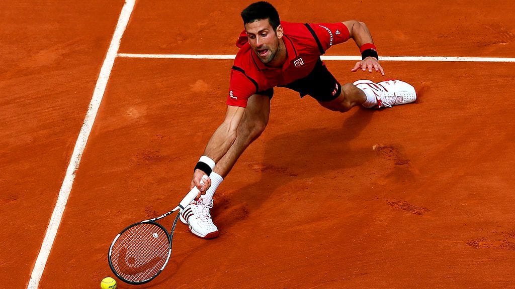 Novak Djokovic passitti Steve Darcisin laulukuoroon suoraan kolmessa erässä.