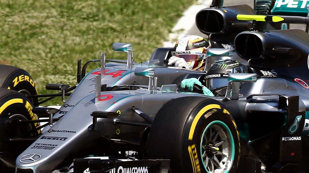 Nico Rosberg ja Lewis Hamilton kolaroivat Espanjassa 2016 Rosbergin väärän moottorikartan aiheuttaman ongelman takia.