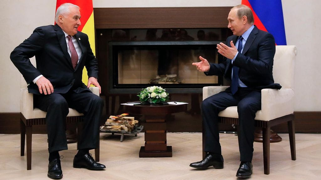 Etelä-Ossetian presidentti Leonid Tibilov juttelemassa Venäjän presidentti Vladimir Putinin kanssa 31.3.2016.