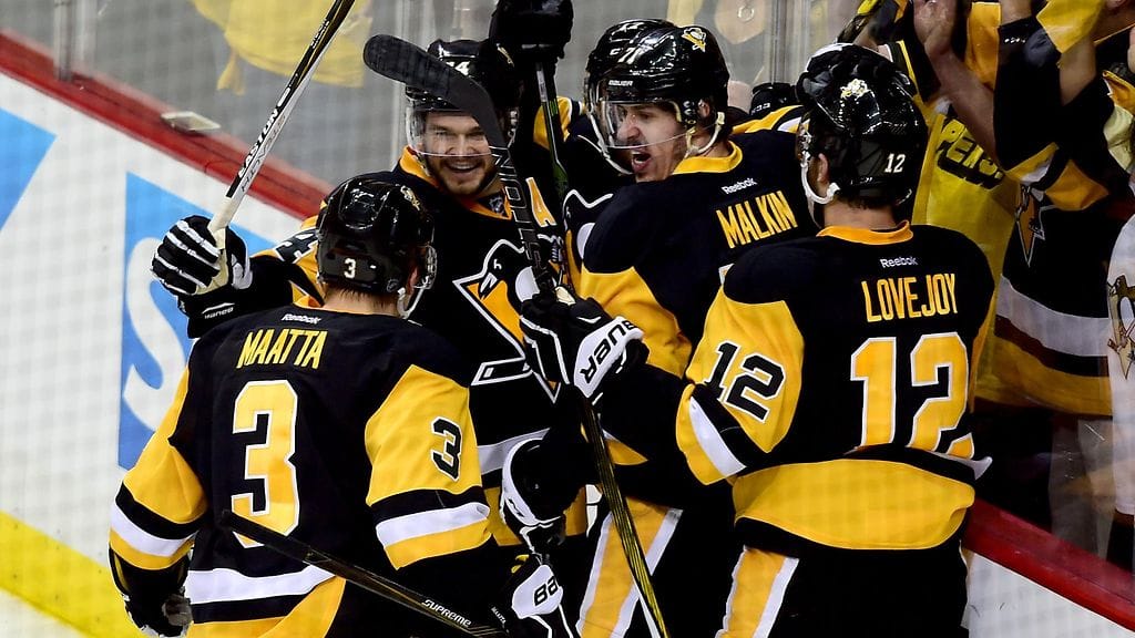 Olli Määttä (vas.) juhlimassa 1-0-osumaa joukkuetoveriensa kanssa.