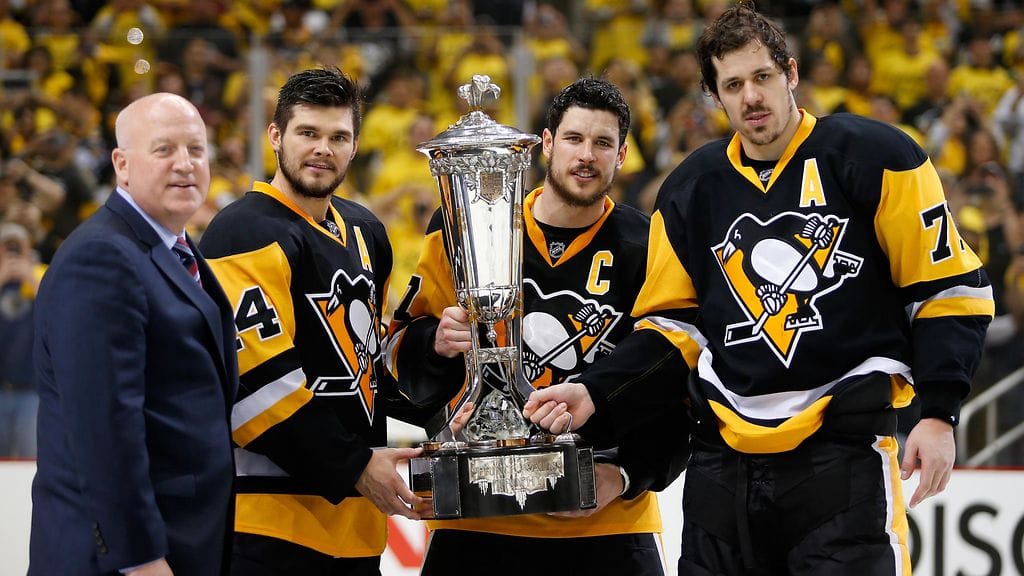 Chris Kunitz, Sidney Crosby ja Jevgeni Malkin pokaalin kimpussa.
